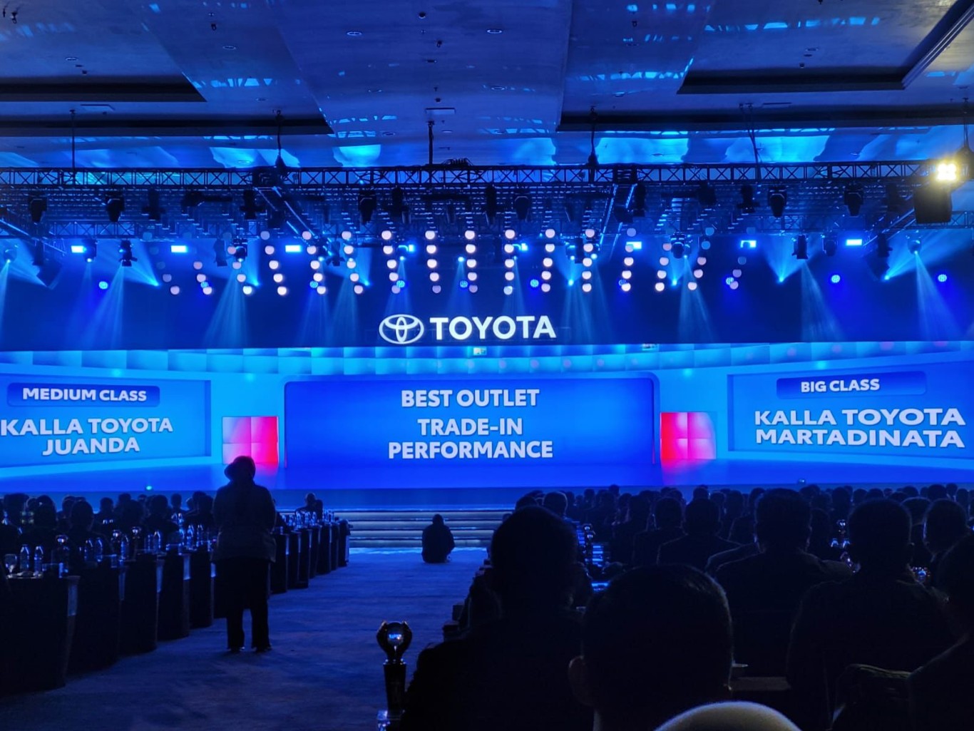 PENGHARGAAN -- Malam penganugerahan Toyota Dealer Convention 2024 yang menempatkan Kalla Toyota Juanda dan Martadinata berhasil meraih penghargaan Best Outlet Trade-In Performance.
