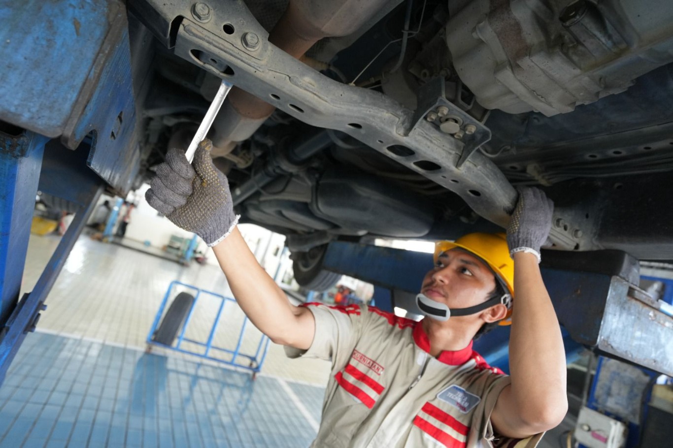 PERAWATAN -- Teknisi Kalla Toyota sedang melakukan perawatan kendaraan salah satu pelanggan setia Kalla Toyota sebelum melakukan mudik.