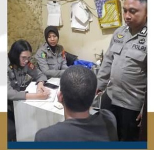 PERIKSA KESEHATAN -- Petugas Kesehatan Polres Pelabuhan Makassar memeriksa kesehatan tahanan yang mendekam di balik jeruji Polres Pelabuhan Makassar.