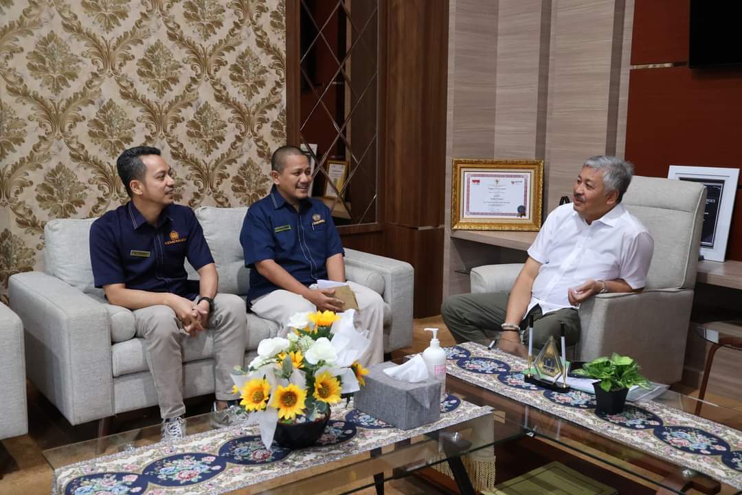 BERTEMU -- Bupati Pinrang Irwan Hamid bertemu Kepala Kantor Pelayanan, Penyuluhan dan konsultasi perpajakan (KP2KP) Pinrang Akhmad Reiza di ruang kerja Bupati Pinrang baru-baru ini.