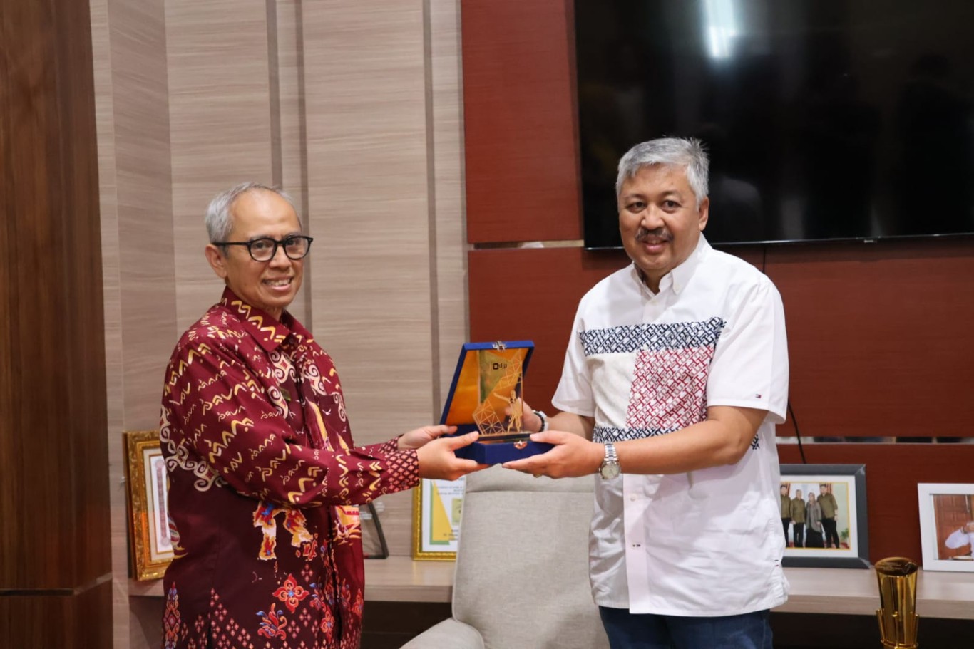 AUDIENSI -- Kepala Kantor Pelayanan Pajak Pratama Parepare berkesempatan melakukan Audiens dengan Bupati Pinrang Irwan Hamid di ruang kerja Bupati Pinrang, Sabtu (30/3).