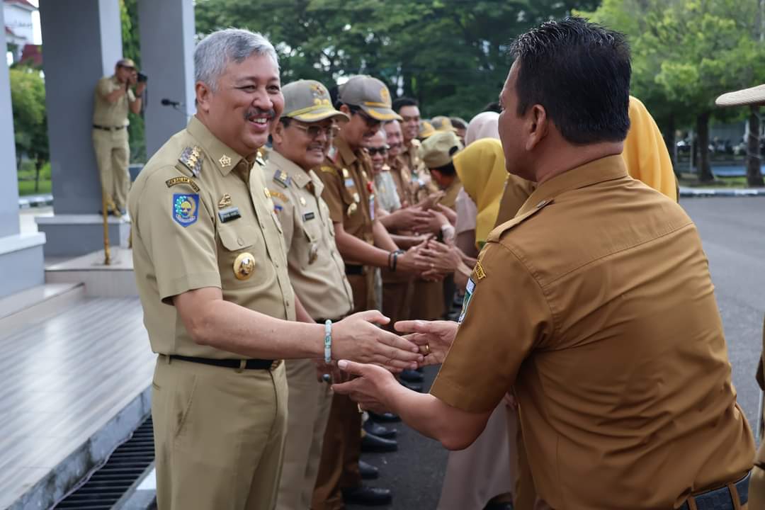 APEL GABUNGAN -- Bupati Pinrang Irwan Hamid dan Wabup H Alimin memimpin apel gabungan sekaligus Halal Bihalal hari pertama pasca libur lebaran 2024 di halaman Kantor Bupati Pinrang, Selasa (16/4).