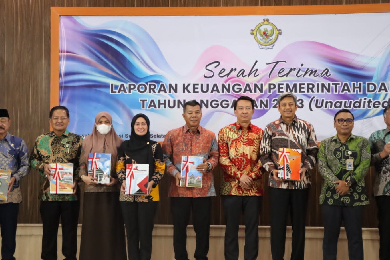 LAPORAN -- Wakil Bupati Pinrang H Alimin foto bersama sesaat sebelum menyerahkan Laporan Keuangan Pemerintah Daerah (LKPD) Tahun Anggaran 2023 di Gedung Perwakilan Badan Pemeriksa Keuangan (BPK) RI Provinsi Sulsel, Sabtu (30/3)