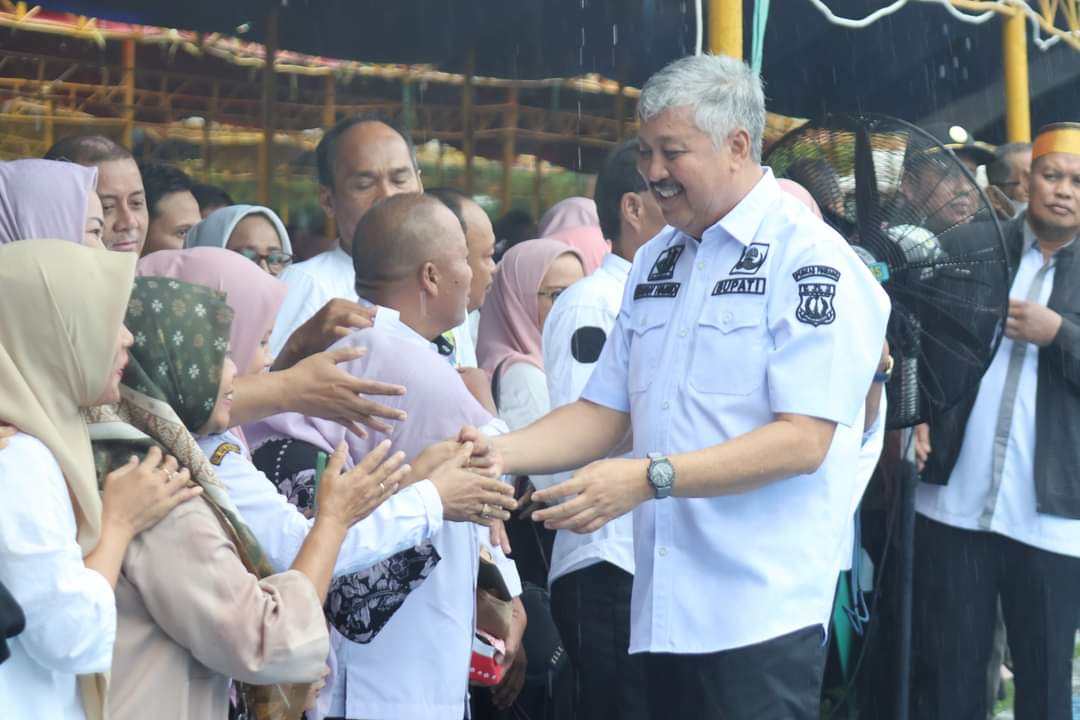LEPAS -- Pemkab Pinrang menggelar kegiatan pelepasan tugas Bupati dan Wakil Bupati Pinrang periode 2019 – 2024 yang berakhir pada April 2024 di halaman Kantor Bupati Pinrang, Rabu (24/4). Tampak Bupati Irwan Hamid dan Wabup Alimin menyalami para pegawai. 