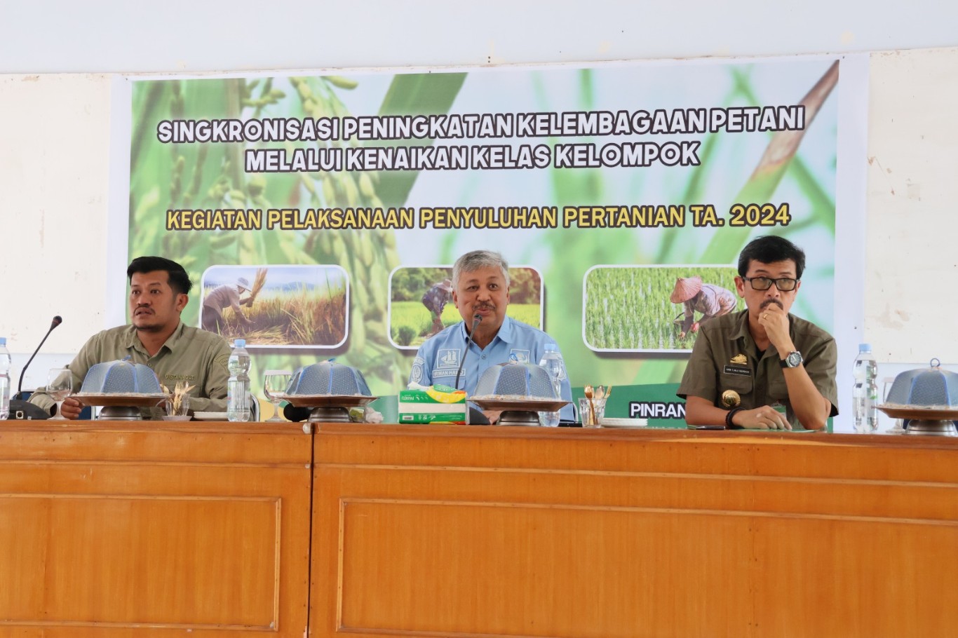 SINKRONISASI -- Bupati Pinrang Irwan Hamid mengumpulkan para penyuluh, Kelompok Tani dan unsur terkait sektor pertanian dan hortikultura di Aula dinas Tanaman Pangan dan Hortikultura Kabupaten Pinrang, Kamis (18/4).