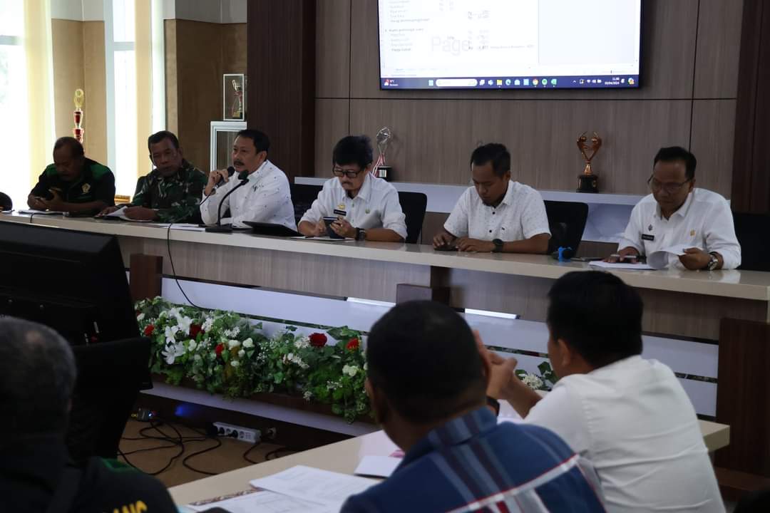 RAKOR -- Pemkab Pinrang menggelar rapat koordinasi (Rakor) membahas perihal harga komoditas gabah yang saat ini mengalami fluktuasi bersama pihak–pihak terkait di ruang rapat Bupati Pinrang, Rabu (3/4).