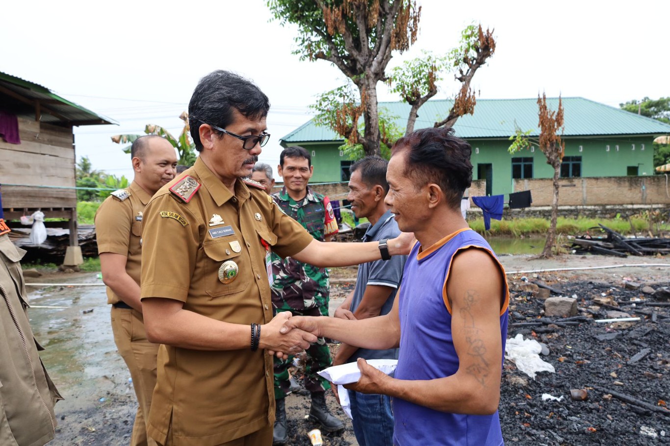 SANTUNI KORBAN  -- Plh Bupati Pinrang A Calo Kerrang berharap masyarakat tetap waspada terhadap bencana kebakaran yang masih terus mengancam masyarakat. A Calo Kerrang sekaligus menyerahkan santunan kepada masing–masing korban di Kecamatan Batulappa dan Kecamatan Lanrisang, Senin (29/4).