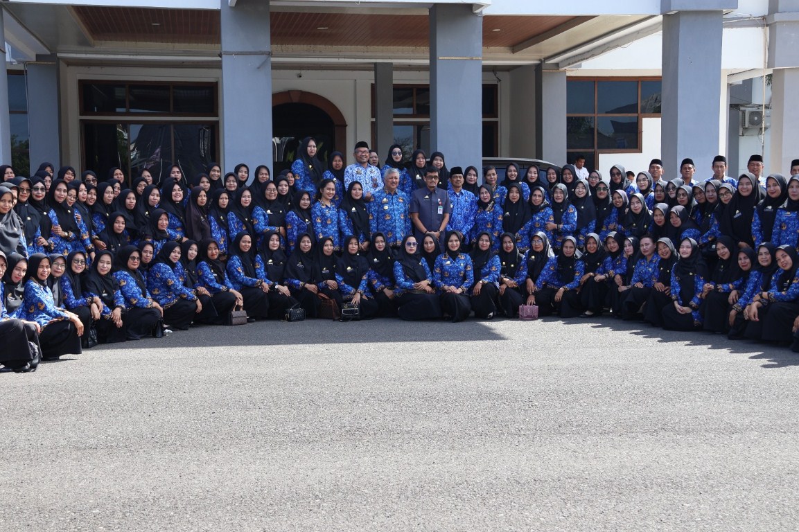 SERAHKAN SK -- Bupati Pinrang Irwan Hamid menyaksikan penandatangan kontrak dan penyerahan SK pengangkatan bagi tenaga PPPK tenaga guru di ruang pola kantor Bupati Pinrang, Rabu (17/4). Usai penyerahan SK dilanjutkan foto bersama.