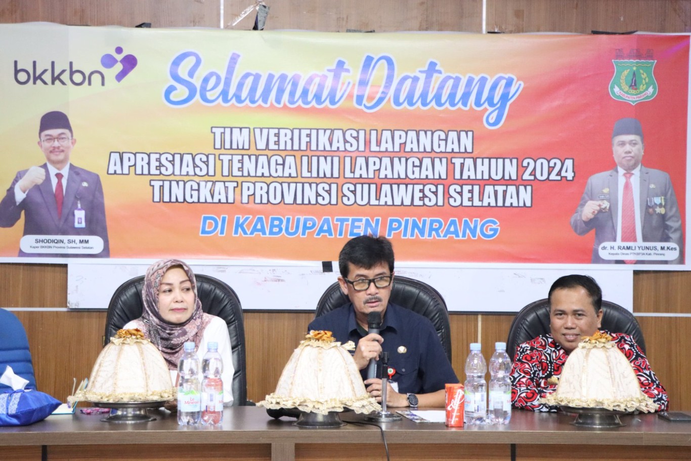 KUNJUNGAN -- Plh Bupati Pinrang A Calo Kerrang menerima kunjungan tim verifikasi lapangan apresiasi Tenaga Lini Lapangan tahun 2024 di Aula Kantor Dinas P2KBP3A, Kamis (25/4).
