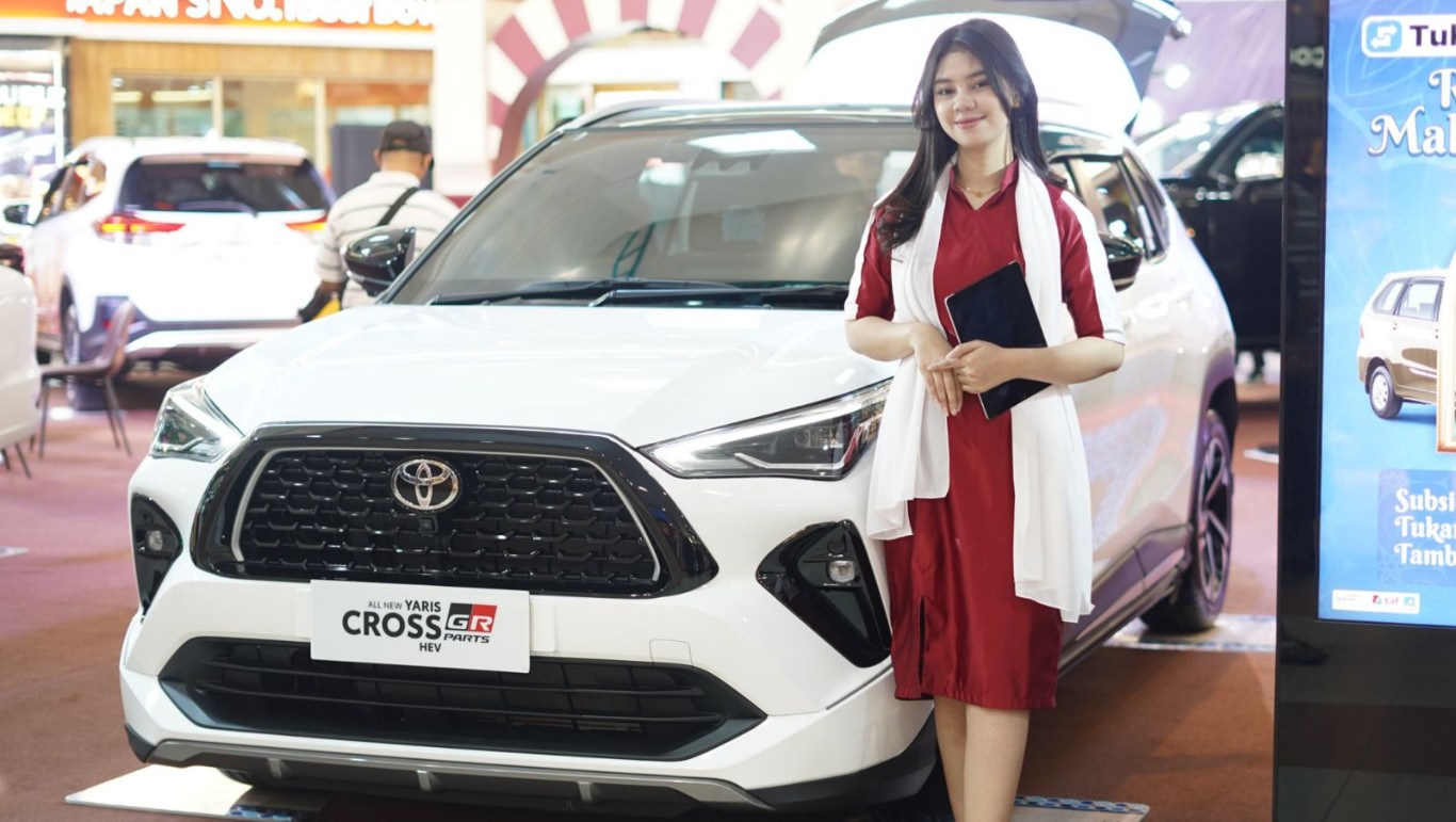 PUBLIC DISPLAY -- All New Yaris Cross saat diperkenalkan kepada masyarakat pada kegiatan public display yang digelar Kalla Toyota di salah satu mal di Makassar beberapa waktu lalu.
