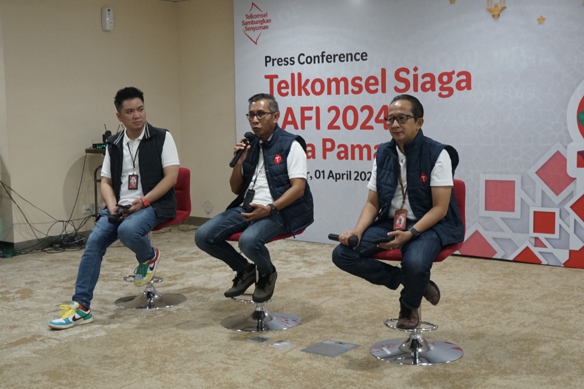RAFI 2024 -- Vice President Consumer Business Telkomsel area Pamasuka, Muharlis (tengah) didampingi Vice President Area Network Operation Telkomsel Pamasuka, Andrias Indra (kanan) dan dipandu KD, Corcom Telkomsel Pamasuka, menjelaskan kesiapan Telkomsel Pamasuka menghadapi momen RAFI 2024. 