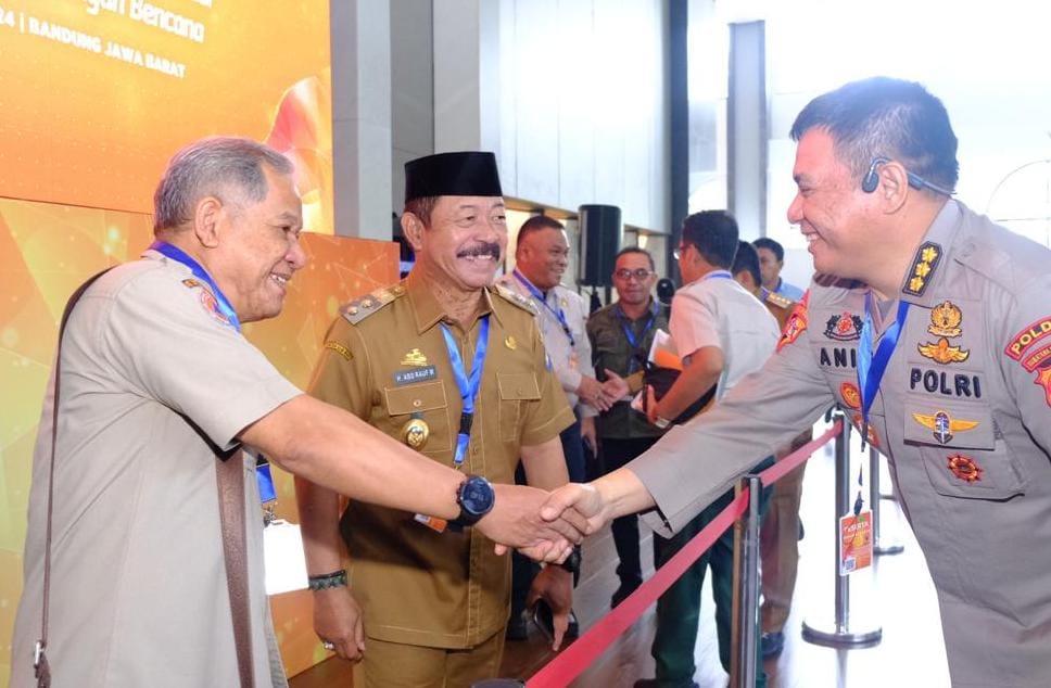 IST RAKORNAS -- Wakil Bupati Gowa Abdul Rauf Malaganni bersama Kepala BPBD Gowa Ikhsan Parawansa saat menghadiri Rakornas Penanggulangan Bencana 2024 di Bandung. 
