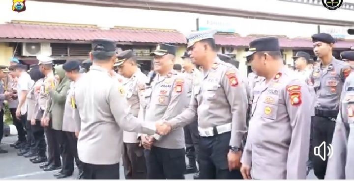 SALAMAN -- Personel Polrestabes Makassar bersama Kapolrestabes saling bersalaman usai memimpin apel pagi di lapangan upacara Mapolrestabes Makassar.