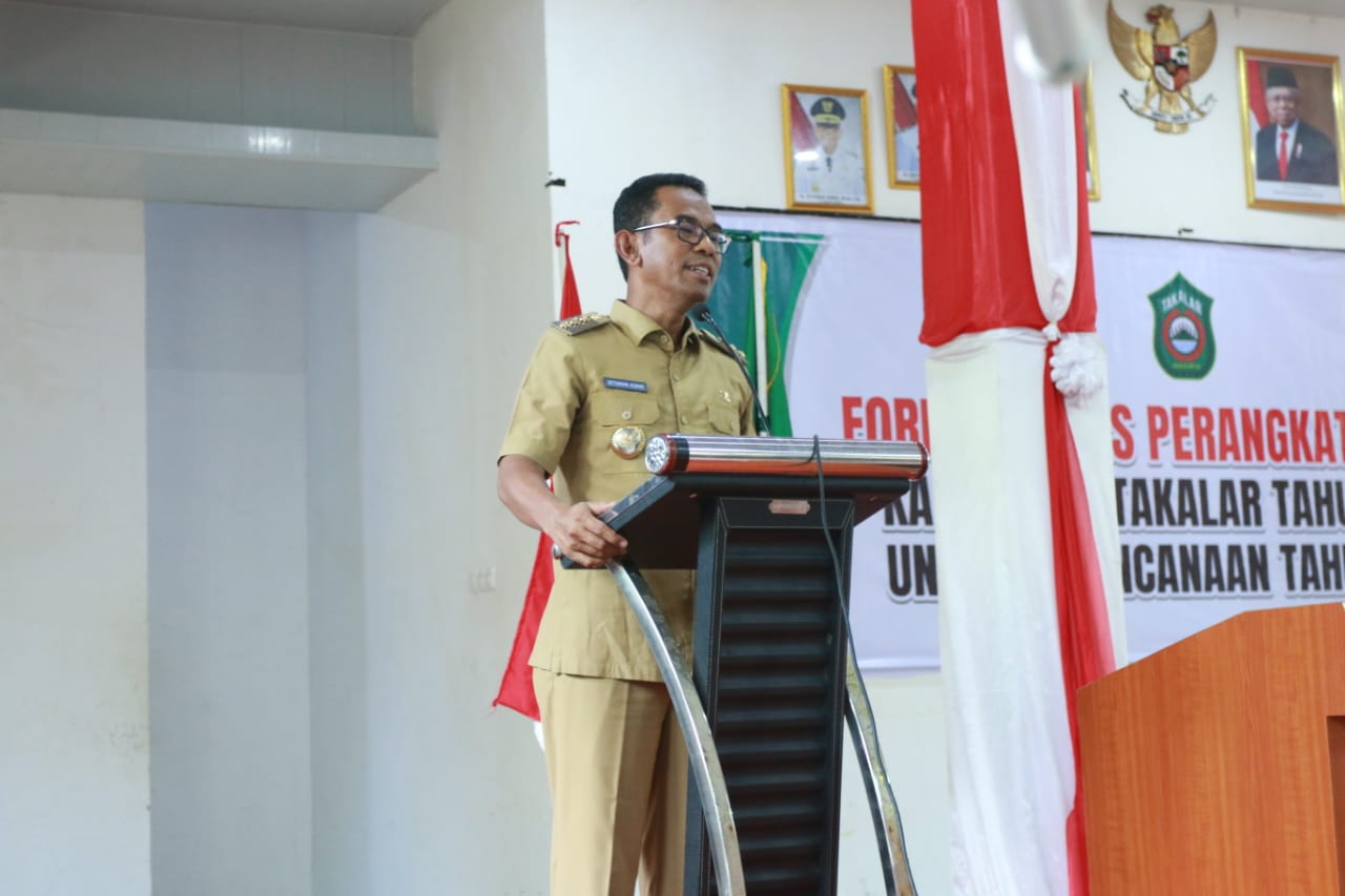 SAMBUTAN -- Pj Bupati Takalar, Setiawan Aswad menyampaikan sambutan saat membuka petemuan Forum Lintas Perangkat Daerah.