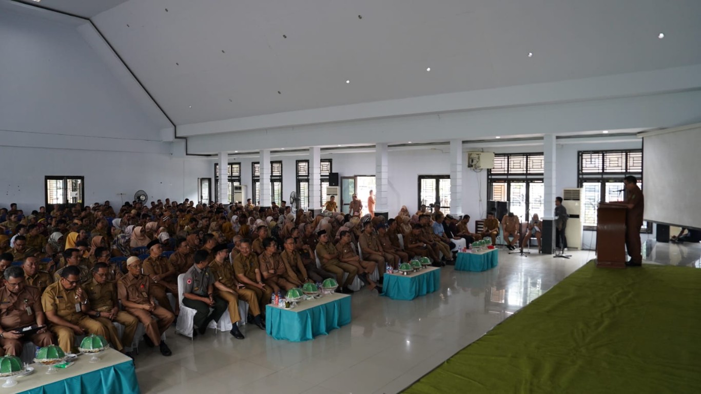 HALAL BIHALAL -- Pj Bupati Sidrap, H Basra halal bihalal dengan jajaran Pemkab Sidrap di hari pertama masuk kerja pasca libur Idulfitri 1445 H, Selasa (16/4). Acara dihadiri Pj Sekkab, Muhammad Yusuf DM di Aula Komplek SKPD Pemkab Sidrap