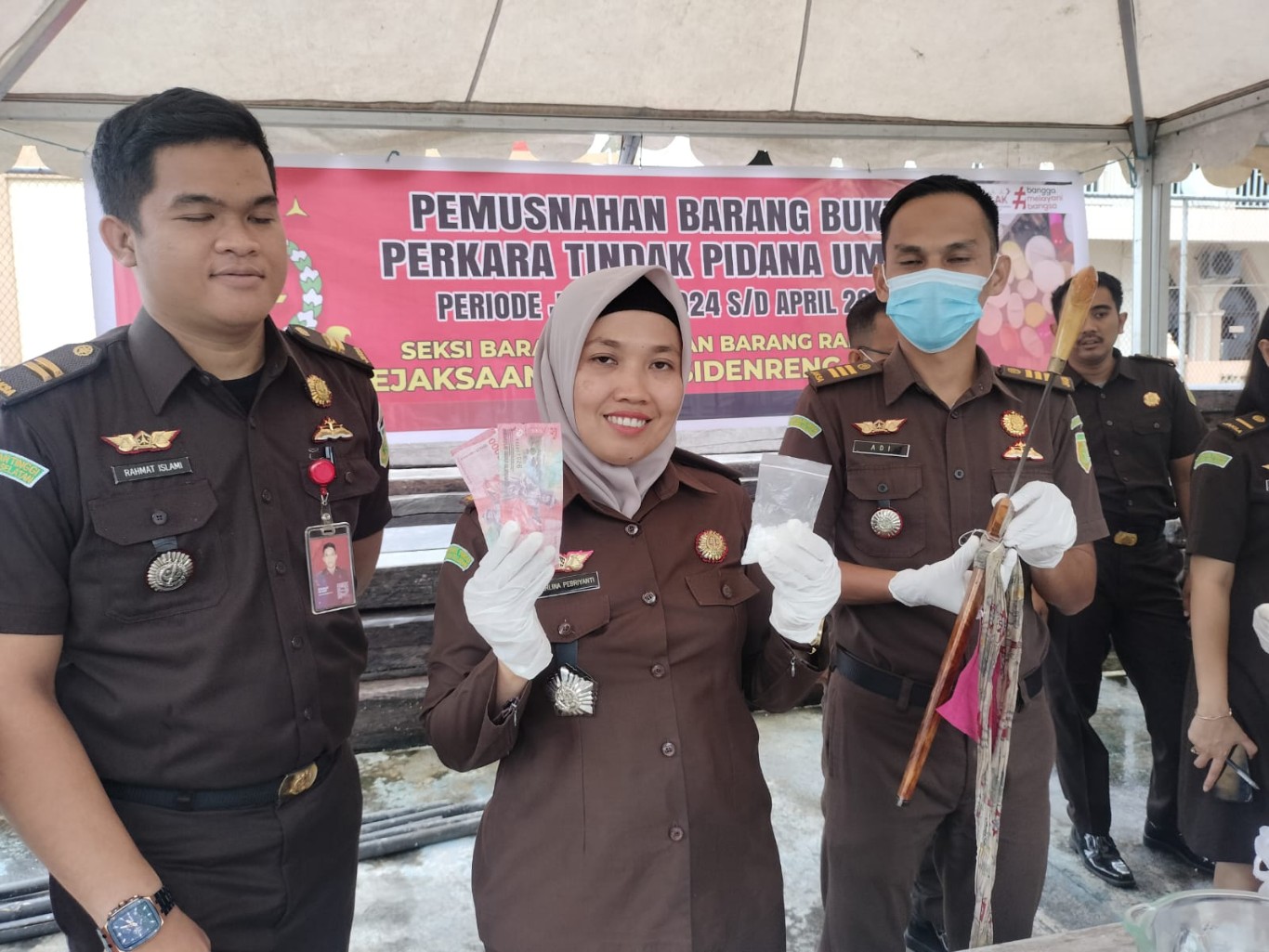 MUSNAHKAN -- Kejari Kabupaten Sidrap memusnahkan 869 gram sabu-sabu dan 89 pil ekstasi dengan cara diblender, Senin (29/4). Pemusnahan berlangsung di halaman kantor Kejari Sidrap, Jalan Jendral Sudirman Pangkajene, Kecamatan Maritenggae, Kabupaten Sidrap.