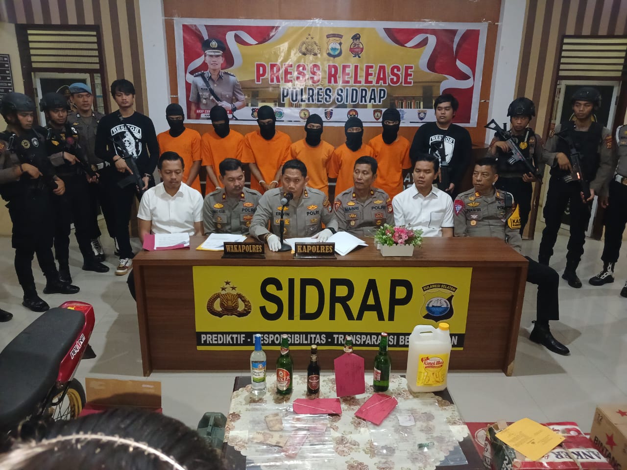 PRES RELEASE -- Polres Sidrap mengungkap sejumlah kasus melalui KRYD Polres Sidrap selama periode 17-23 April 2024. Kegiatan KRYD dipimpin Kapolres Sidrap, AKBP Erwin Syah sekaligus menggelar press release.
