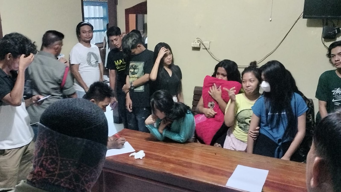 AMANKAN -- Aparat gabungan mengamankan 33 wanita dalam sebuah operasi memerangi penyebaran prostitusi online yang semakin meresahkan masyarakat di Kecamatan Maritengngae, Selasa (2/4).