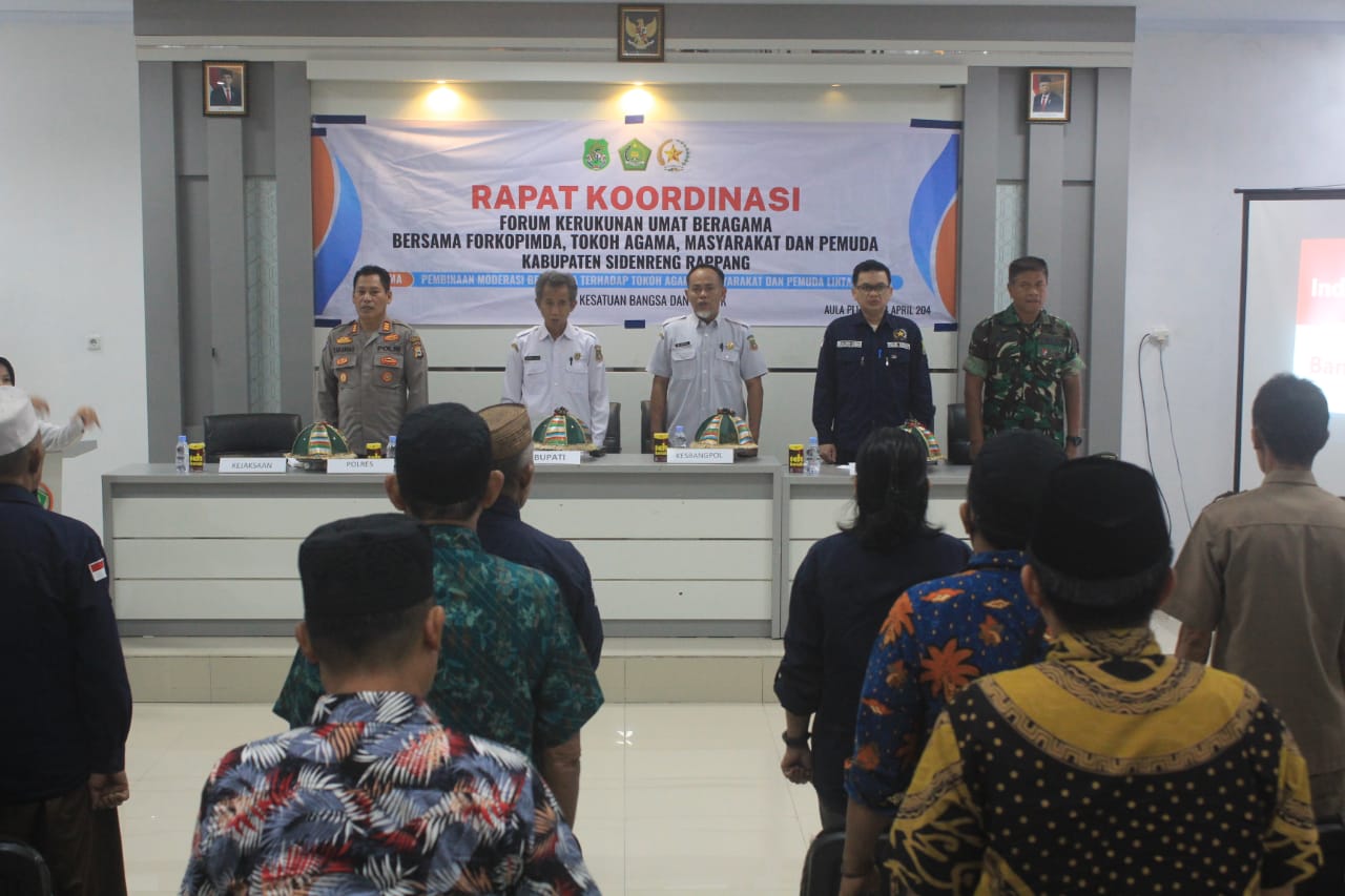 RAKOR -- FKUB dan unsur forkopimda, tokoh agama, tokoh masyarakat dan tokoh pemuda di Kabupaten Sidrap duduk bersama dalam Rakor di Gedung PLHUT Kantor Kementerian Agama Kabupaten Sidrap, Rabu (24/4). 