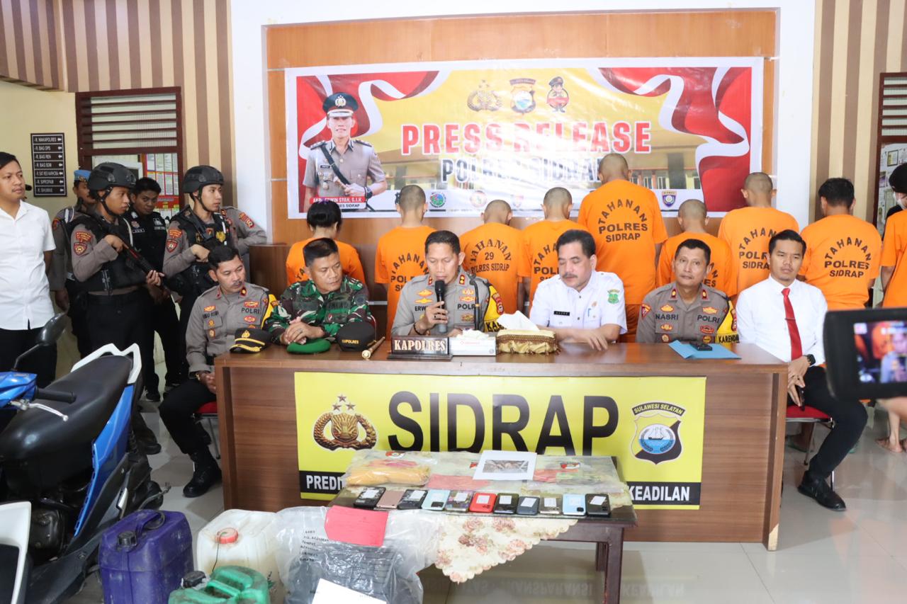 RILIS -- Kapolres Sidrap AKBP Erwin Syah bersama Pj Bupati H Basrah dan Kasdim 1420 Sidrap Mayor (Arm) Arie Widarto memimpin press release hasil Operasi Kegiatan Rutin yang ditingkatkan (KRYD) di Loby Mapolres Sidrap, Rabu (3/4).