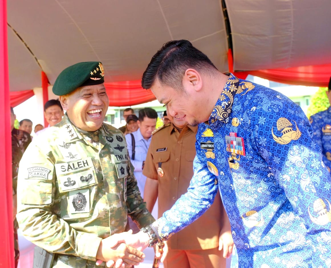 IST SINERGI -- Pangkostrad Letjen TNI Muhammad Salah Mustafa berbincang dengan Bupati Gowa, Adnan Purichta Ichsan dan Pj Gubernur Sulsel, Bahtiar Baharuddin terkait pengembangan hortikultura di Gowa. 