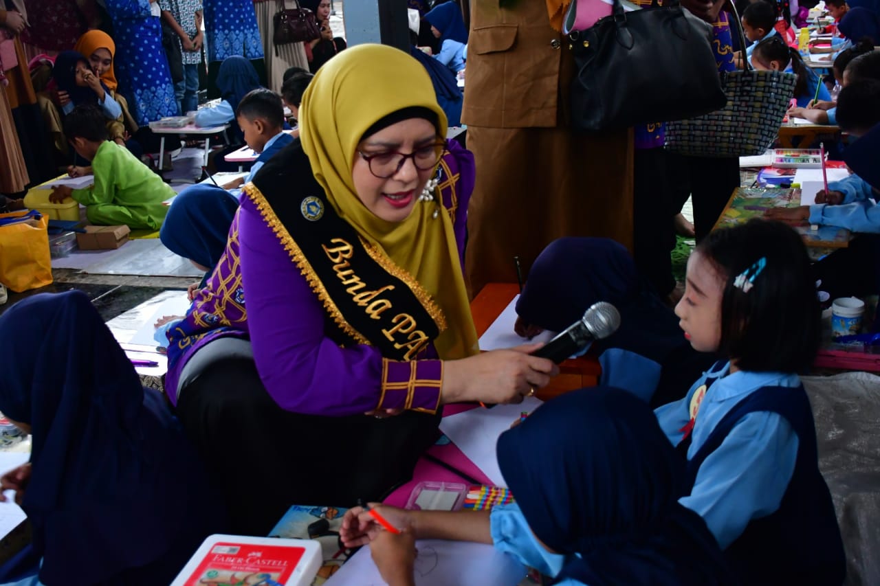 LOMBA -- Bunda PAUD Kabupaten Sinjai, Cut Resmiati saat kegiatan Lomba Sehari Bersama Bunda Pendidikan Anak Usia Dini (PAUD) di Pendopo Rumah Jabatan Bupati Sinjai, Senin (29/4). 