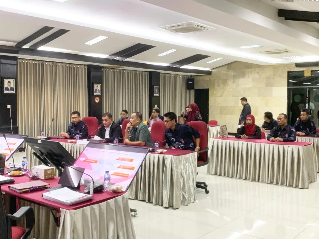 EVALUASI -- Pj Bupati Sinjai, TR Fahsul Falah memboyong dua penggiat kopi Sinjai saat mengikuti evaluasi kinerja di Inspektorat Jenderal (Itjen) Kemendagri RI, Rabu (24/4).