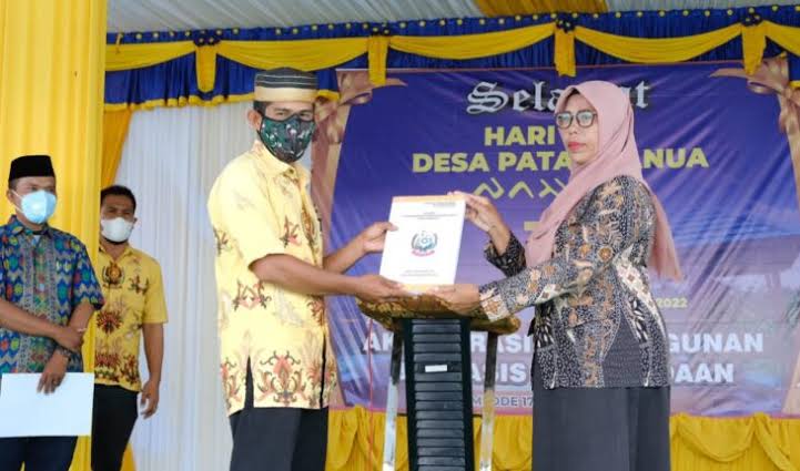 RAPAT HUT -- Kades Patampanua Kecamatan Marioriawa Amiruddin usai memimpin rapat memperingati hari ulang tahunnya (HUT) desa ke XXXIV setiap 17 Februari.