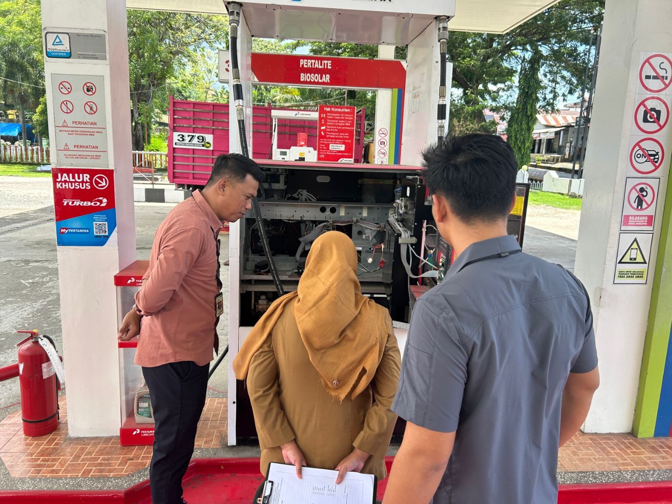 AWASI -- Tim gabungan Satreskrim Polres Soppeng bersama Dinas PPK & UKM Pemkab Soppeng melaksanakan pengawasan pengukuran (Tera Ulang) untuk mencegah penyalahgunaan dan perlindungan konsumen di Sentra Pengisian Bahan Bakar Umum(SPBU) 74.908.82 PT Andi Made Alie Kabupaten Soppeng, Selasa (2/4).