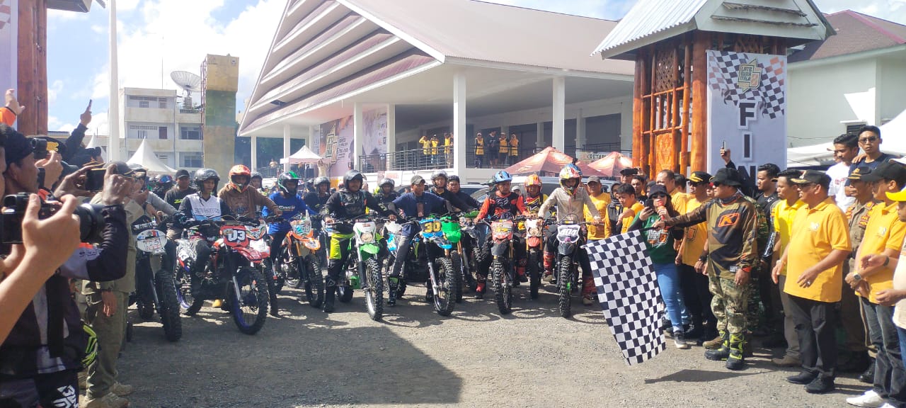 LEPAS -- Bupati Soppeng H KAswadi Razak saat mepelas 600 peserta Latemmamala One Day Trail Adventure Seri Vlll Tahun 2024 yang masih dalam rangkaian HJS ke 763 di Lapangan Gasis Watansoppeng,  Sabtu (27/4)