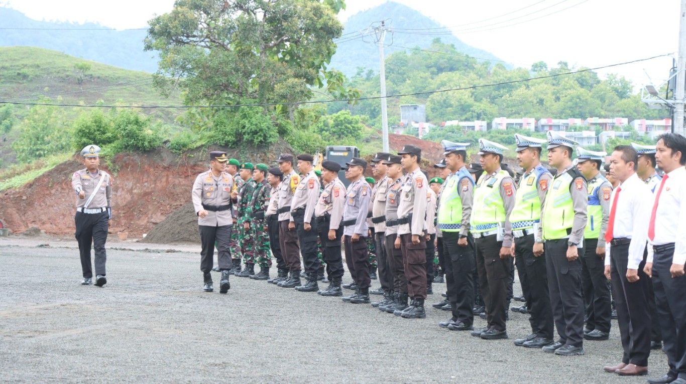 CEK PASUKAN -- Apel gelar pasukan operasi Kepolsian Terpusat Ketupat 2024 dalam rangka pengamanan Idul Fitri 1445 H Tahun 2024 dipimpin Kapolres Soppeng AKBP H Muh Yusuf Usman di Halaman Mapolres Soppeng, Rabu (3/4). Apel sekaligus pengecekan akhir kesiapan pasukan.
