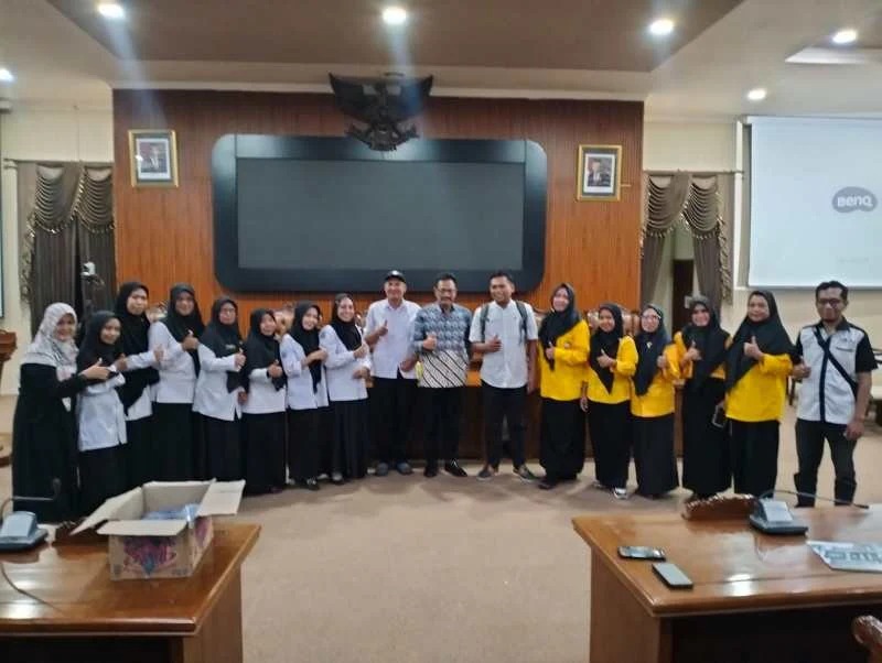 LOLOS -- Guru SDN 61 Kampung Baru Kecamatan Marioriawa Hj Herni H foto bersama usai presentasi karya tulis miliknya dan dotetapkan lolos ke tahap review pada Seminar Nasional Call For Paper KTI 2024 di Aula Gabungan Dinas Kabupaten Soppeng, Sabtu (20/4).