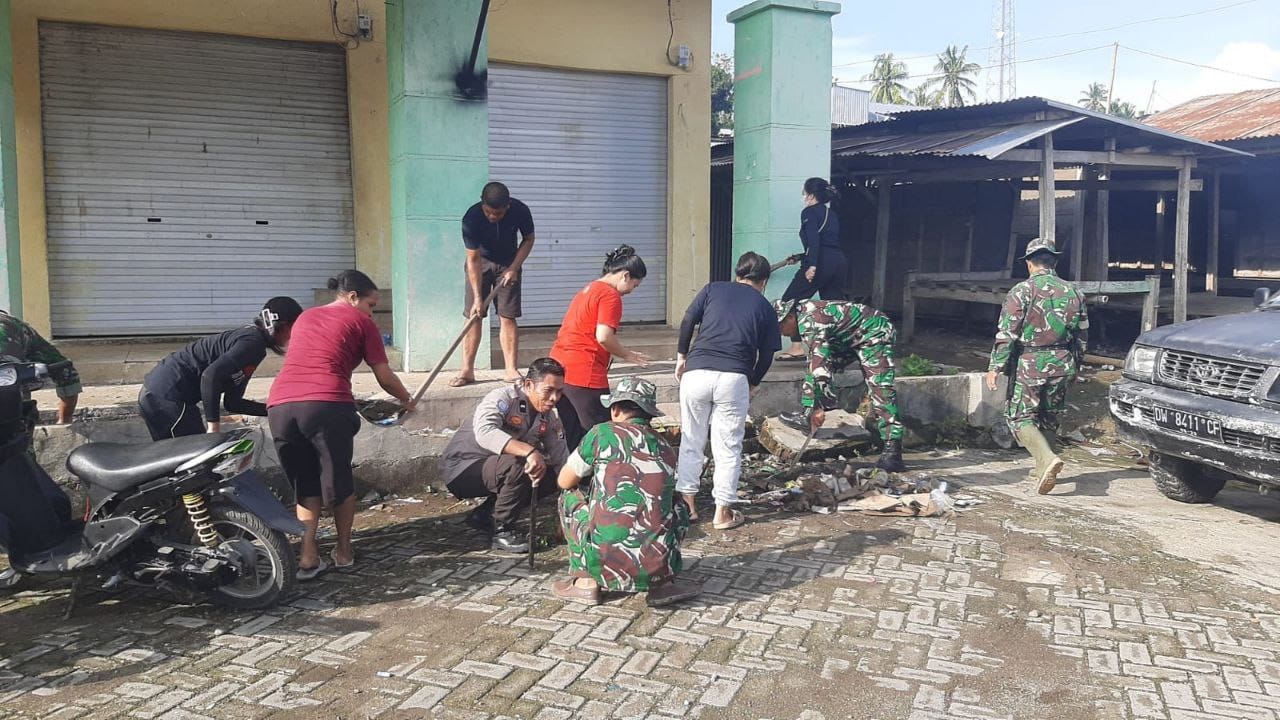 KARYA BAKTI -- Personel Bintara Pembina Desa (Babinsa) Koramil 04/Liliriaja Kodim 1423/Soppeng bersama dengan pemerintah kecamatan dan masyarakat berjumlah 30 orang melaksanakan kegiatan Karya Bakti pembersihan Pasar Pacongkang Desa Barang Kecamatan Liliriaja Kabupaten Soppeng, Senin (1/4).
