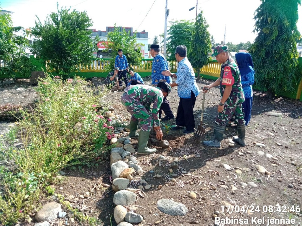 KARYA BAKTI -- Personel Koramil 04/Liliriaja melaksanakan kegiatan Karya Bakti (Karbak) di Kantor Kecamatan Liliriaja Kabupaten Soppeng sebagai upaya pelestarian alam dan lingkungan, Rabu (17/4).  