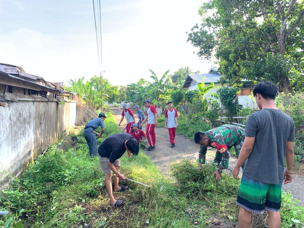 KERJA BAKTI -- Personel Koramil 04/Liliriaja bersama masyarakat melaksanakan kegiatan Karya Bakti pembersihan pembersihaan selokan air pemukiman masyarakat Appanang sepanjang 100 meter di Kelurahan Appanang Kecamatan Liliriaja Kabupaten Soppeng baru-baru ini.