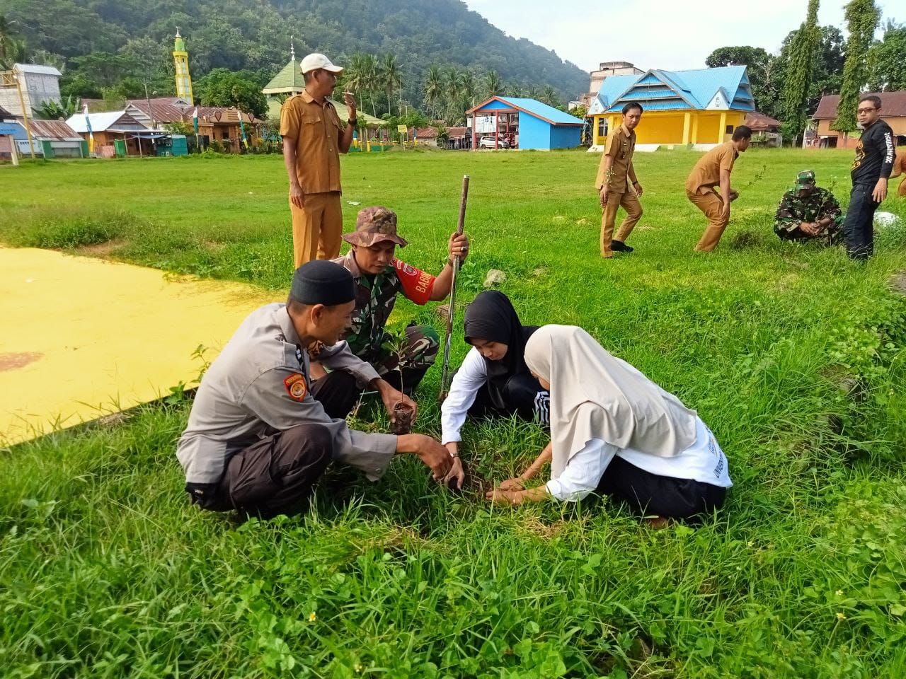 TANAM POHON -- Personel Koramil 1423-04/Liliriaja dan Posramil Citta melaksanakan kegiatan penanaman pohon di Lapangan Sepakbola Andi Balli Desa Citta Kecamatan Citta Kabupaten Soppeng, Senin (22/4) dalam rangka Hari Bumi 2024 untuk menjaga kelestarian alam.  
