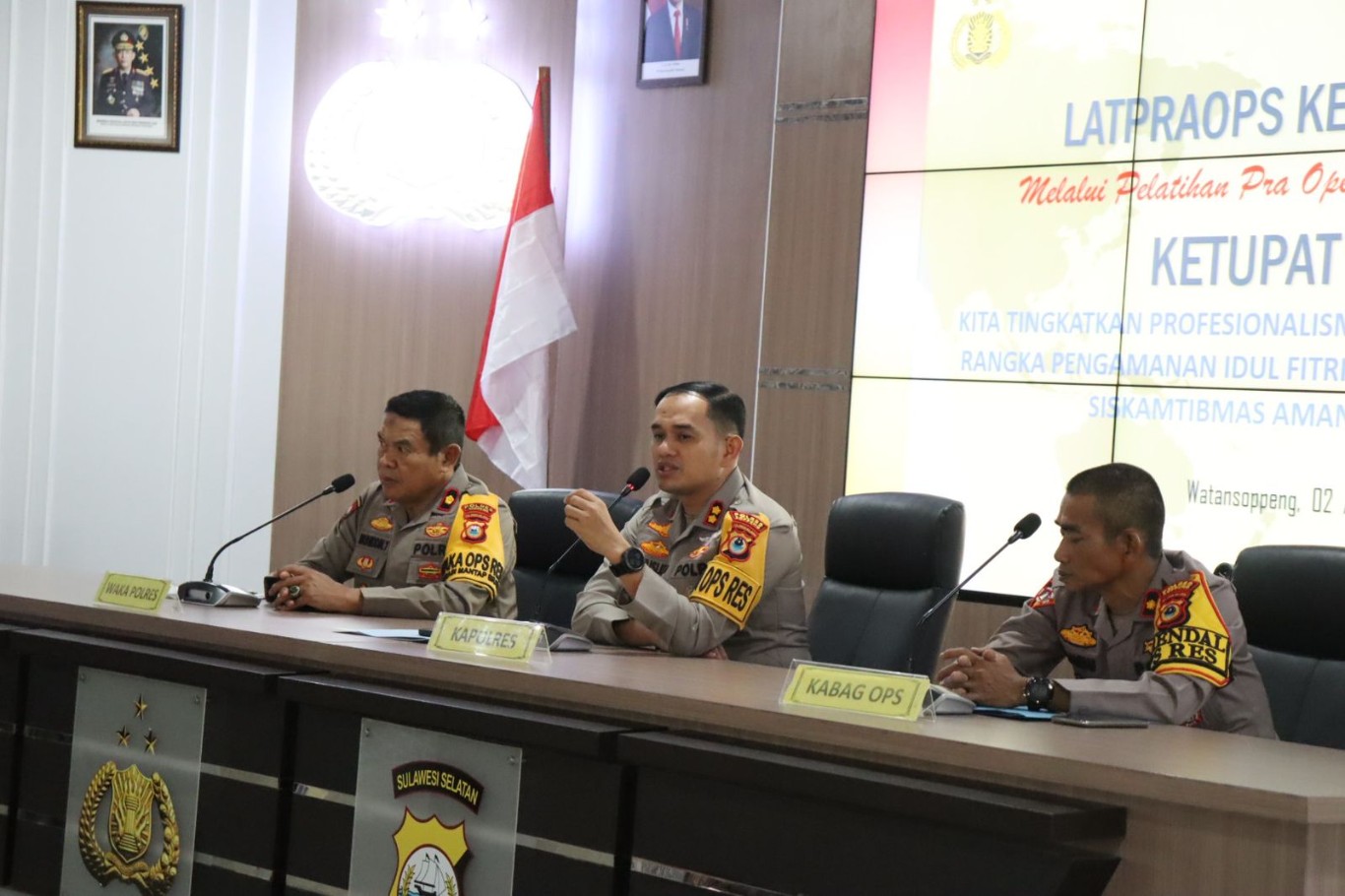 LATIHAN -- Polres Soppeng menggelar Lat Pra Ops dengan Tema Melalui Pelatihan Pra Oprerasi Kepolisian Terpusat Ketupat 2024 guna mewujudkan Siskamtibmas Aman dan Kondusif” di Aula Tantya Sudhirajati Polres Soppeng, Selasa (2/4). 