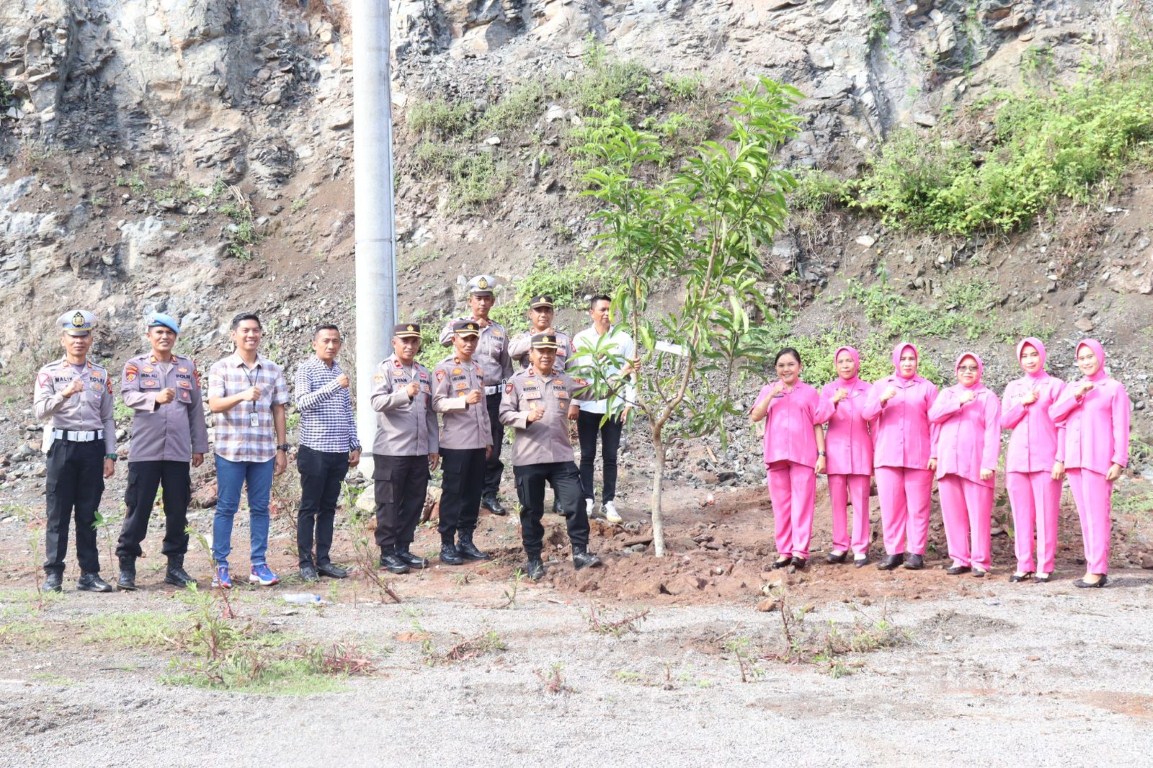 TANAM POHON -- Personel dan Bhayangkari Polres Soppeng melaksanakan penanaman pohon sekitar halaman Mapolres Soppeng  Kamis (18/4)