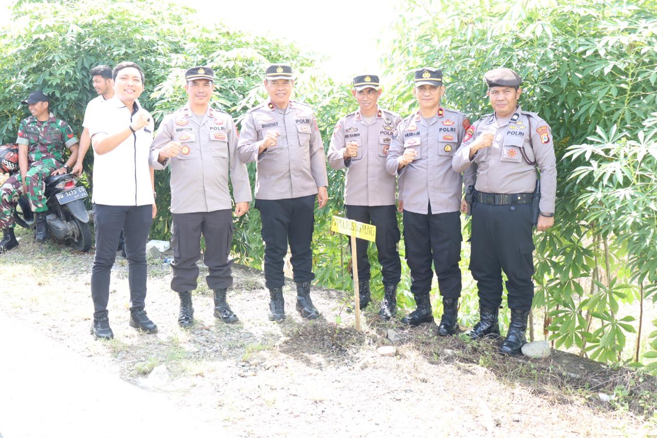 PENGHIJAUAN -- Waka Polres Soppeng Kompol H Muhiddin Yunus bersama PJU menghadiri pelaksanaan penghijauan dalam rangka kegiatan Hari Jadi Soppeng Ke 763, di Jalan Viral Kelurahan Lalabata Rilau, Senin (22/4).