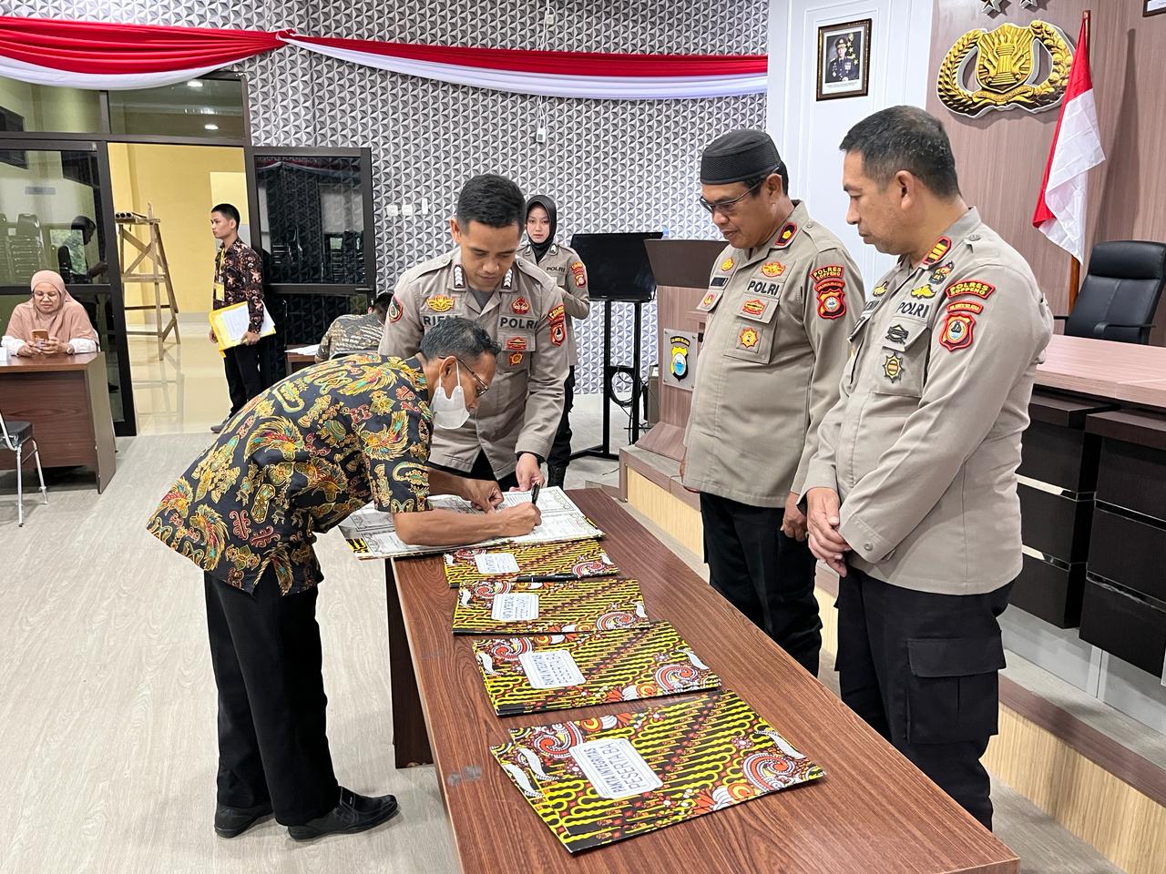 SUMPAH -- Waka Polres Soppeng Kompol H Muhiddin Yunus didampingi Kabag SDM AKP Sulaiman Abu memimpin kegiatan pengambilan sumpah dan penandatanganan pakta integritas penerimaan terpadu calon Bintara Polri TA 2024 Pabanrim Polres Soppeng di Aula Tantya Sudhirajati Kantor Mapolres Soppeng, Sabtu (20/4).