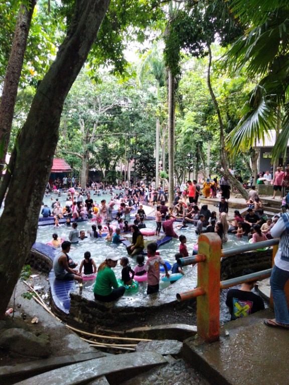 KUNJUNGAN MENINGKAT --Tingkat kunjungan wisatawan domestik di Taman Wisata Alam (TWA) Lejja Desa Bulue Kecamatan Marioriawa Kabupaten Soppeng meningkat tajam. Pihak Disparpora terus melakukan promosi hingga keluar daerah.