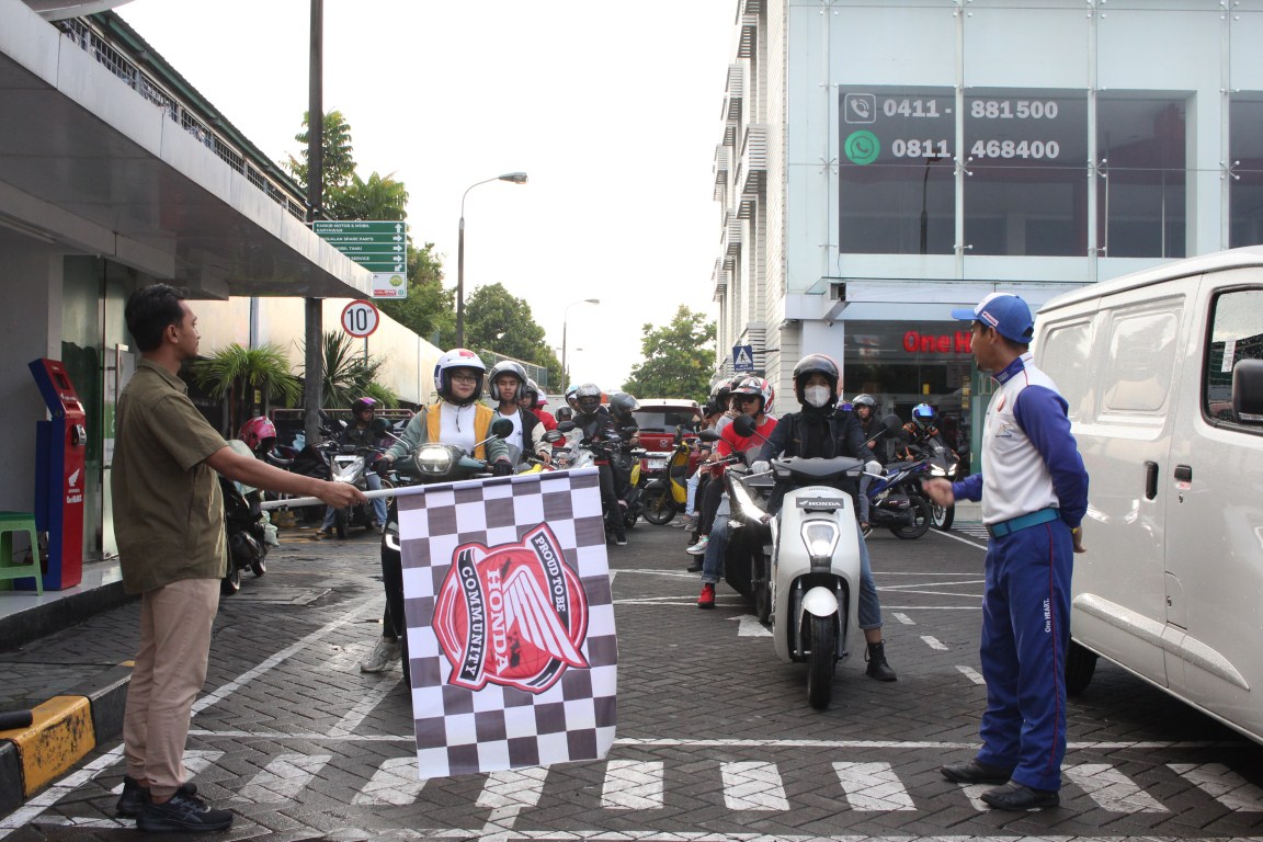 START -- Peserta Honda Community Bikers Soleh bertema Rindu Berbuat Kebaikan ketika melakukan start dari kantor Astra Motor Sulawesi Selatan di Jalan Sultan Alauddin, Makassar.