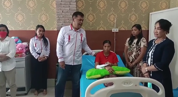 SERAHKAN SANTUNAN -- Pengurus PAPPRI, KBPP Polri dan Bhayangkari diwakili Ketua Erni Yetti Riman menyerahkan dana hasil konser amal kepada korban longsor, Senin (22/4)