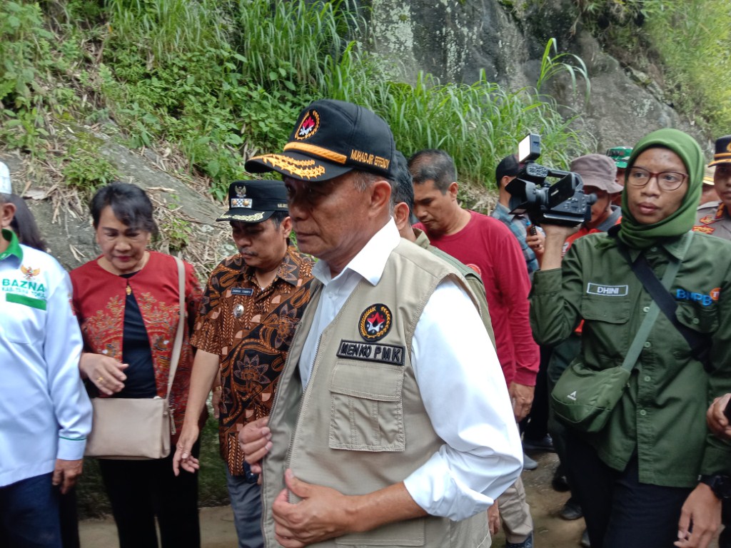 USUL RELOKASI -- Menteri PMK RI Muhajir Efendi saat mengunjungi lokasi longsor di Palangka dan meminta Pemkab untuk segera melakukan relokasi pemukiman bagi warga yang bermukim di wilayah tersebut. 