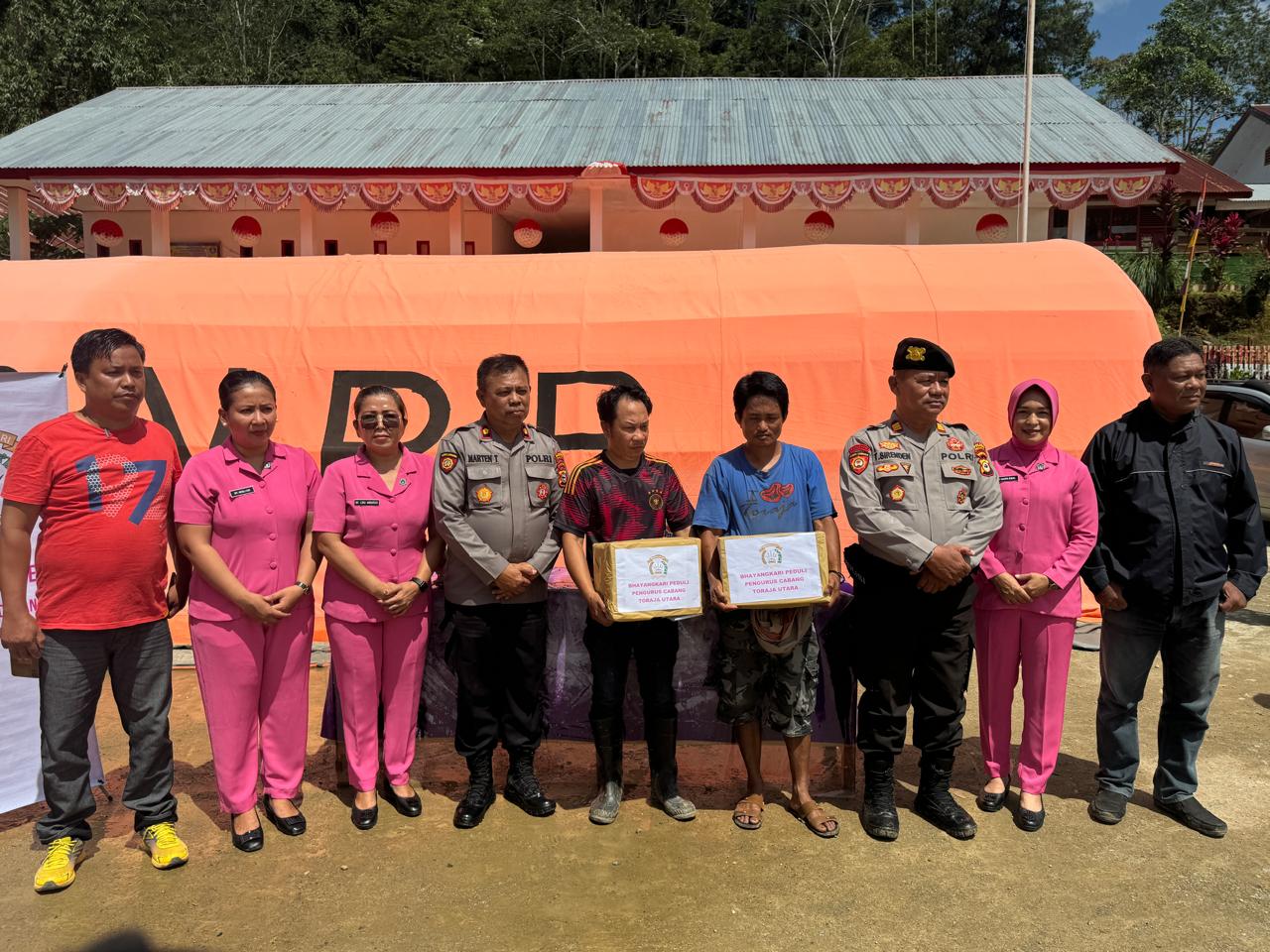SERAHKAN BANTUAN -- Bhayangkari Toraja Utara saat menyerahkan bantuan ke korban longsor Tallangsura baru-baru ini.