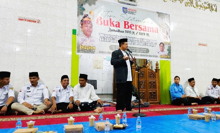 BUKBER -- Apdesi Tana Toraja menggelar kegiatan buka puasa bersama di Masjid Baiturrahman To'kaluku Makale, Senin (1/4).