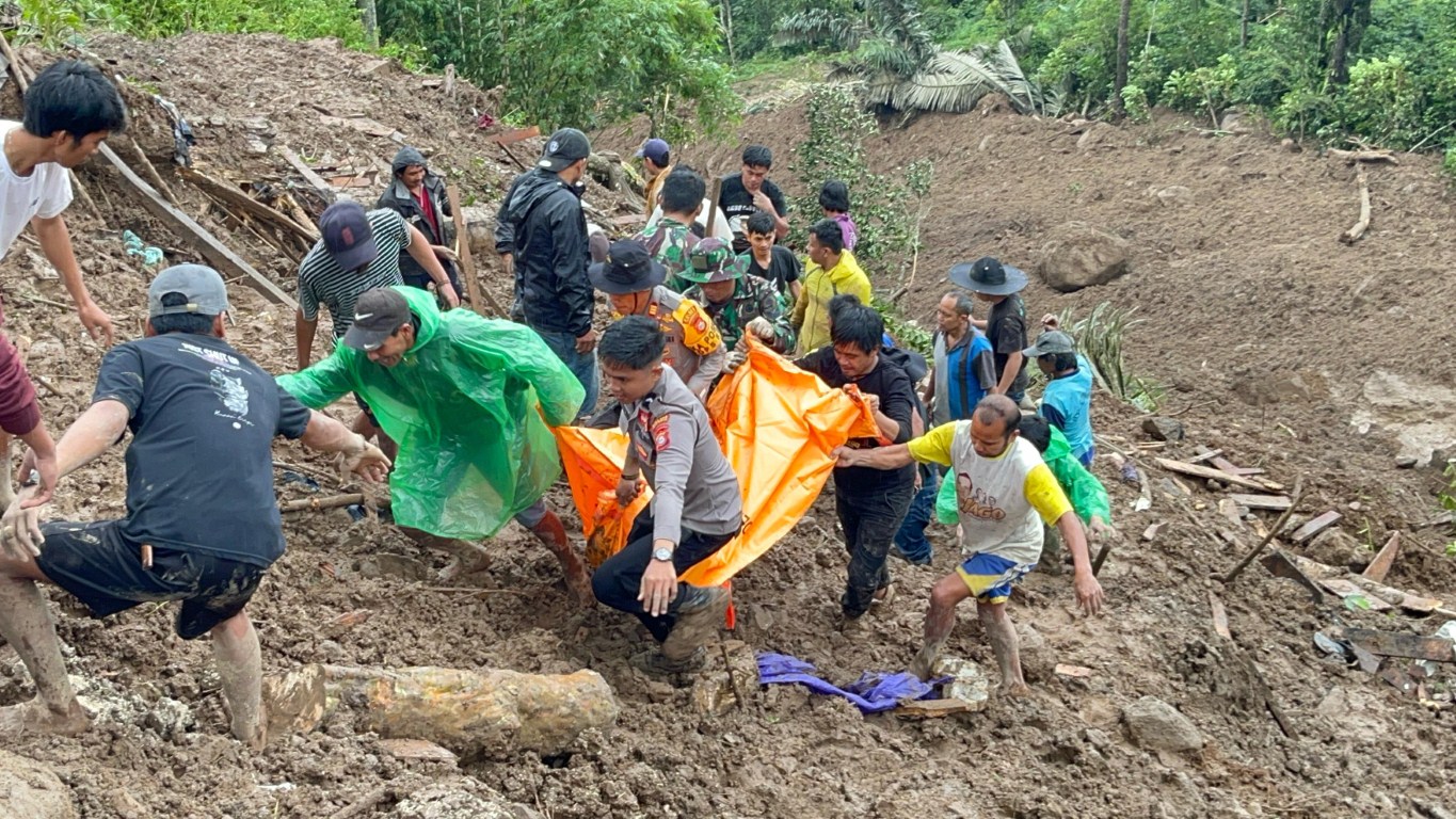 DITEMUKAN -- Korban longsor di Palangka dan Pangra'ta Tana Toraja sebanyak 21 orang yang sudah ditemukan. Dijadwalkan Rabu (17/4) hari ini Mensos RI Tri Rismaharini akan berkunjung ke lokasi longsor. 
