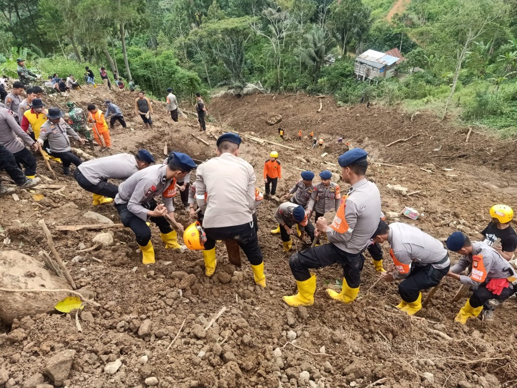 Ibu-Anak Ditemukan Tertimbun Longsor