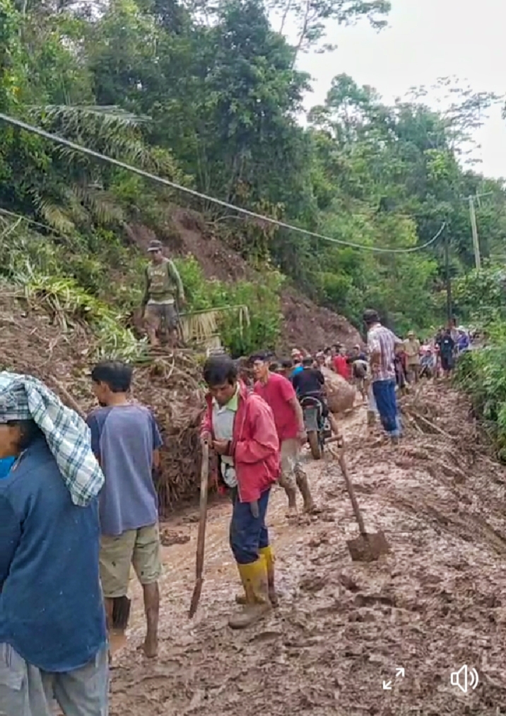 MENINGGAL DUNIA -- Peristiwa tanah longsor terjadi di Tallangsura, Kecamatan Buntao dan satu orang korban dilaporkan meninggal dunia dan lainnya masih dalam pencarian. Tampak warga bersama petugas sedang melakukan pencarian. 