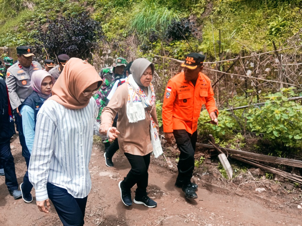 TINJAU -- Mensos RI Tri Rismaharini saat mengunjungi keluarga korban di Manggau sekaligus meninjau dapur umum pengungsian di Kecamatan Makale, Rabu (17/4). 